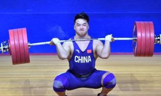 举重男子96公斤级田涛夺冠