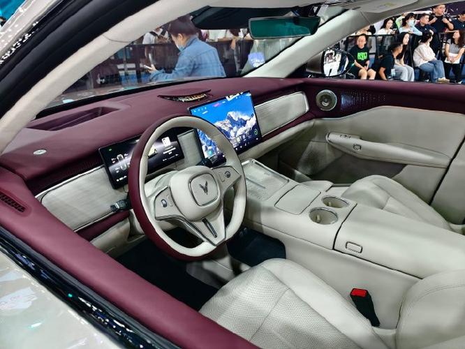 岚图卢放辟谣“网传岚图泰山X8内饰图”：假的