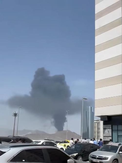 阿联酋重要石油枢纽遇无人机袭击并起火 已全面暂停装卸作业