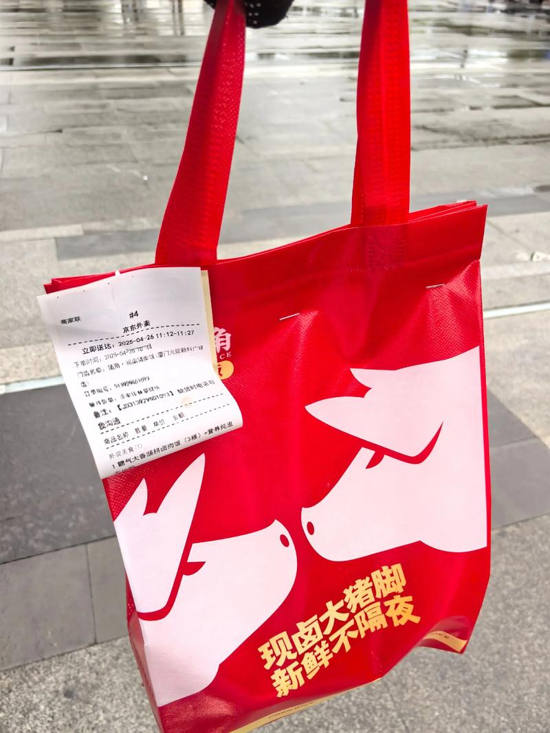 视频|撕开京东“品质外卖”的伪面纱：外卖店员徒手抓面、抽烟咳嗽不洗手、漏勺在垃圾箱上敲敲不洗照用