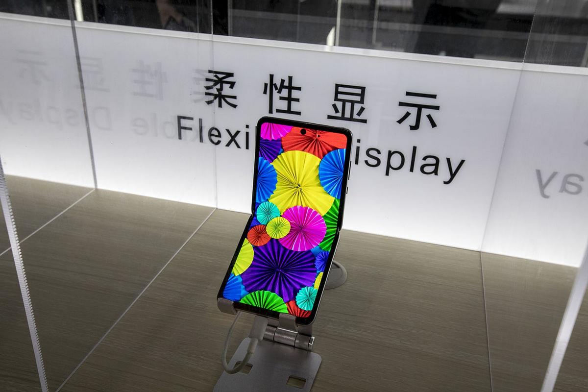 深天马A:目前公司在第6代柔性AMOLED产线上布局的IT、车载显示项目顺利推进