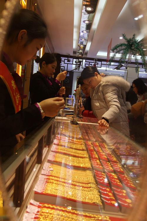 老铺黄金跌出黄金坑了吗？