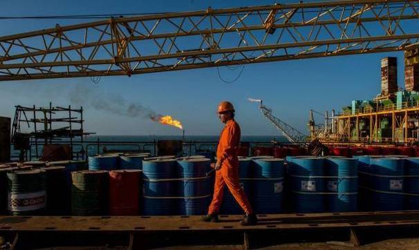 美国临时豁免滞留海上伊朗石油制裁，财长称可迅速供油1.4亿桶，美超亿油储释放首批4500万桶