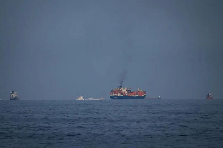 两艘印度液化石油气运输船正在通过霍尔木兹海峡